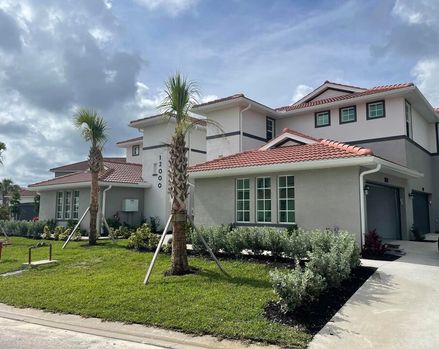 12000 Santaluz Dr, Unit 202 in Ft. Myers, FL - Building Photo