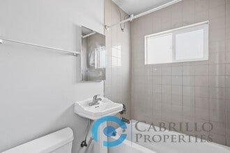 2110 Bacon St in San Diego, CA - Building Photo - Building Photo