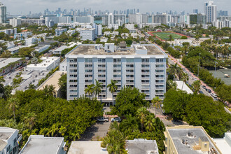 Admiral Towers in Miami Beach, FL - Building Photo - Building Photo