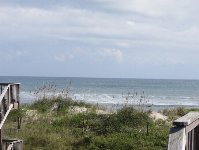 56821 North Carolina Hwy 12 in Hatteras, NC - Foto de edificio - Building Photo