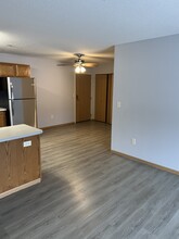 431 Central AVE W, Unit 104 in Mora, MN - Foto de edificio - Building Photo