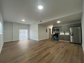 1021 NW 1st St-Unit -6 in Miami, FL - Foto de edificio - Building Photo