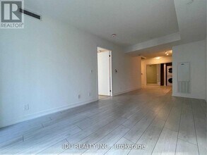 60-360 Shuter St in Toronto, ON - Building Photo - Building Photo