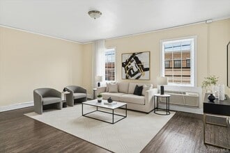 409 Plandome Rd in Manhasset, NY - Building Photo - Building Photo