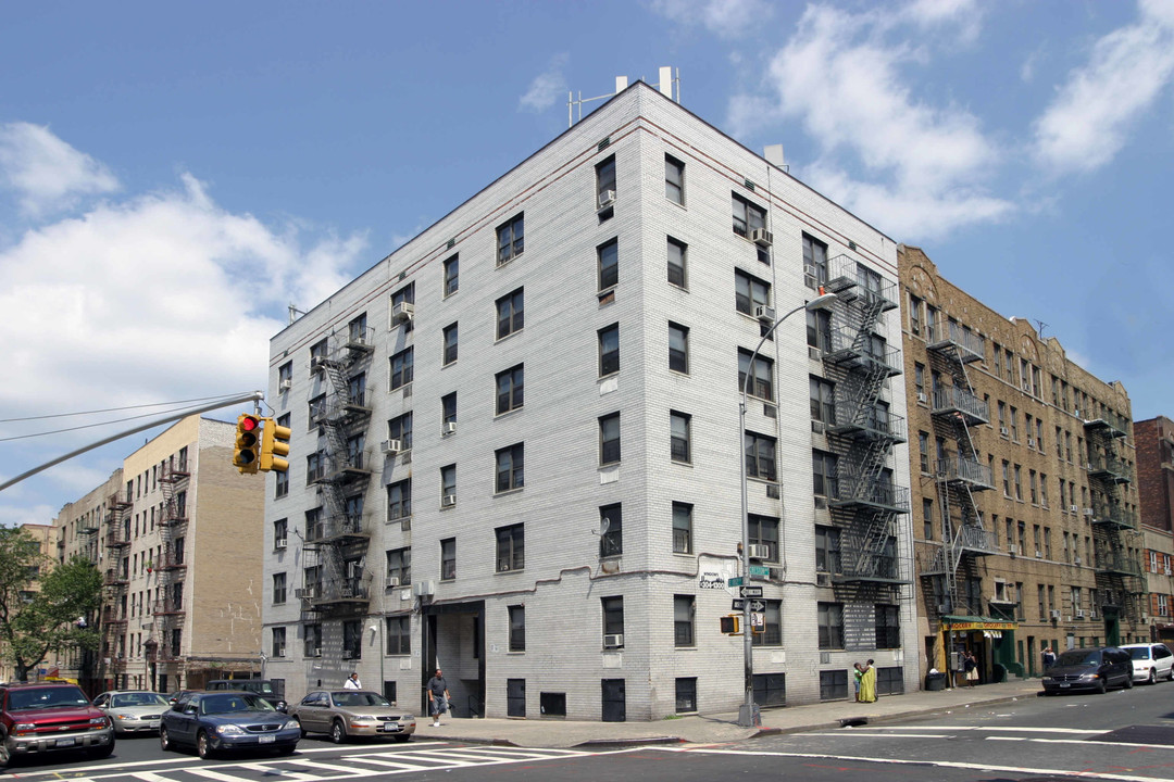 121 E 182nd St in Bronx, NY - Foto de edificio