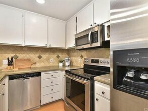 7204 Marina Pacifica Dr S in Long Beach, CA - Building Photo - Building Photo