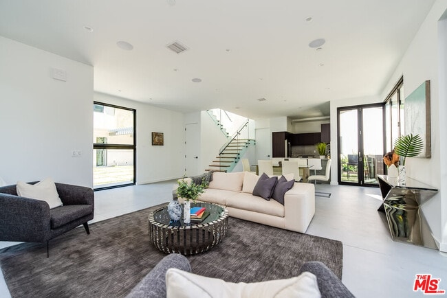 property at 370 N San Vicente Blvd
