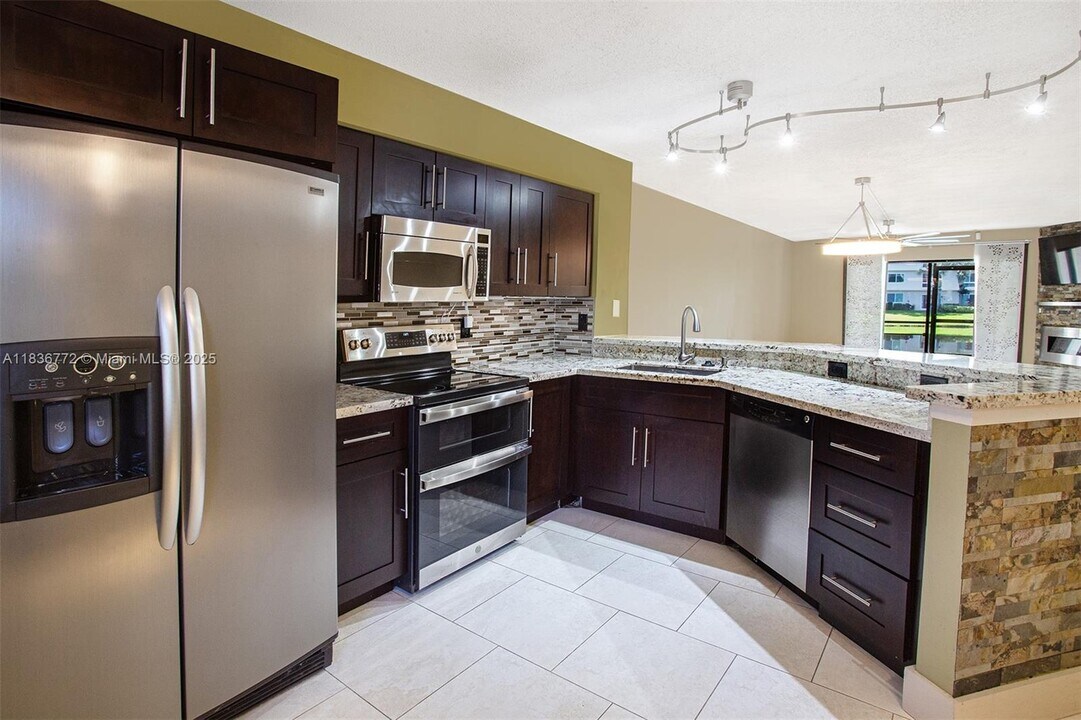 2213 Cypress Island Dr in Pompano Beach, FL - Building Photo