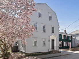 31 Thames St in Newport, RI - Building Photo