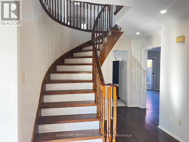 585 Yorkminster Crescent in Mississauga, ON - Building Photo - Building Photo