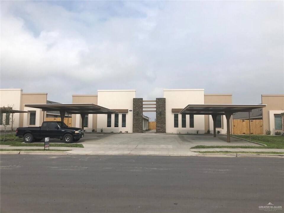 11 Deer Hls in Edinburg, TX - Building Photo