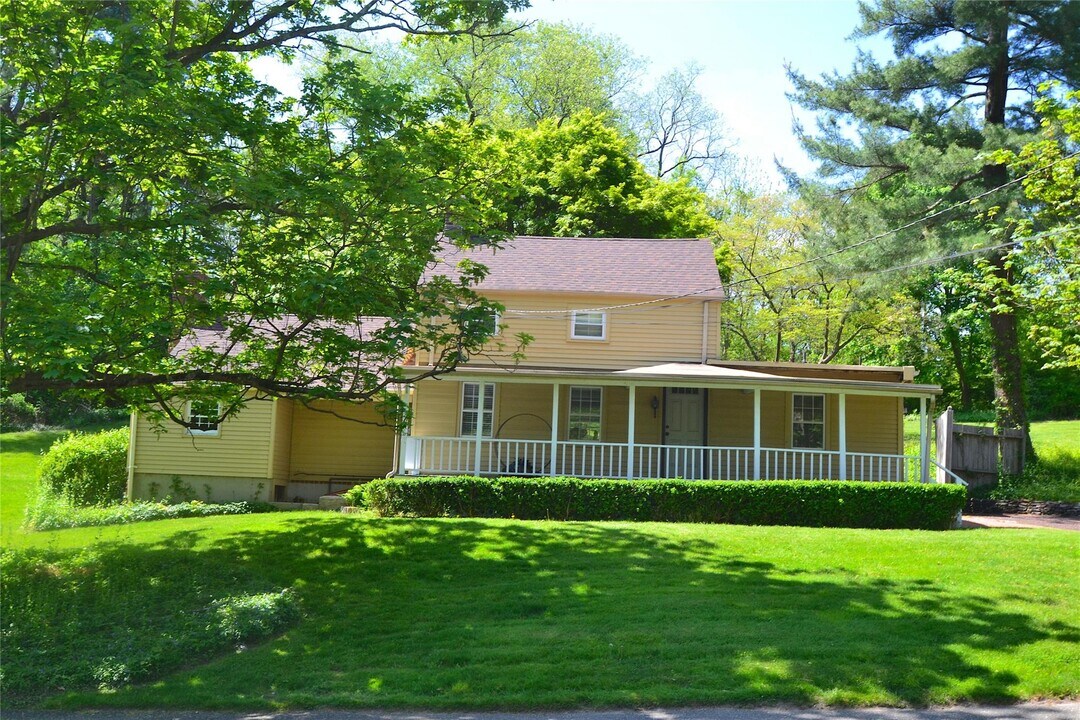 327 W Neck Rd in Lloyd Harbor, NY - Building Photo