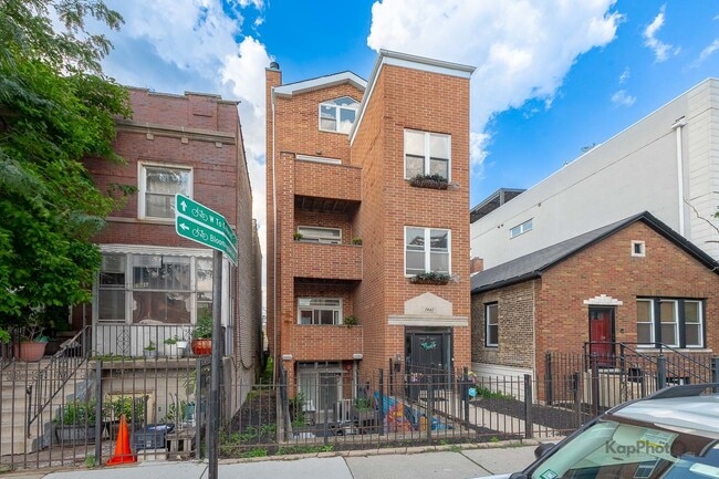 property at 1942 W Armitage Ave