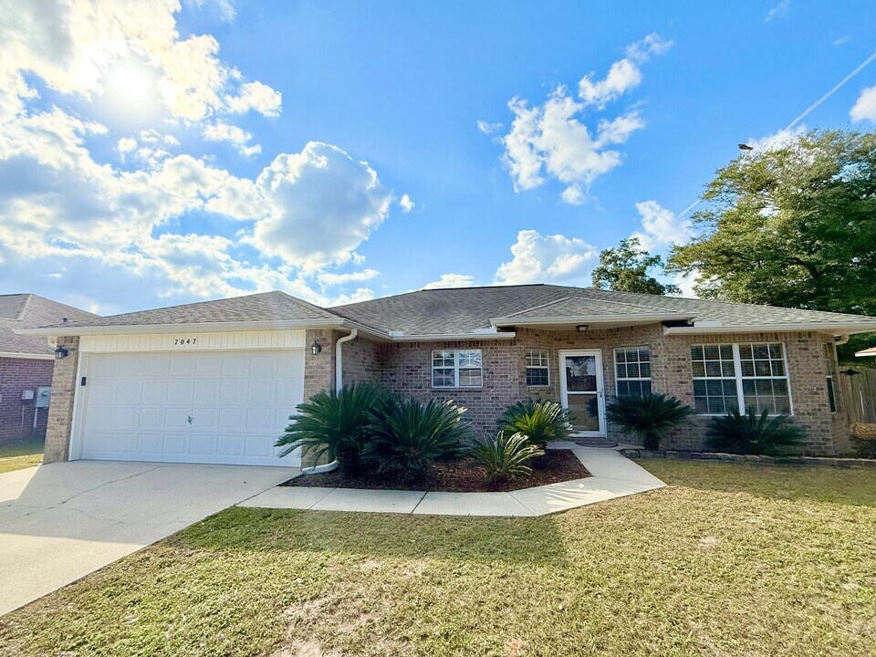 7047 Tylerwood Ct in Milton, FL - Building Photo