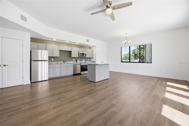 100 N Dewey St in Eustis, FL - Building Photo - Building Photo