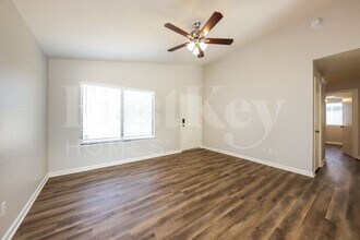 3145 W Crest Ln in Phoenix, AZ - Building Photo - Building Photo