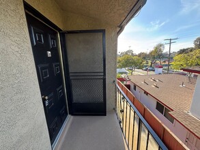 242 N Juanita Ave in Redondo Beach, CA - Foto de edificio - Building Photo