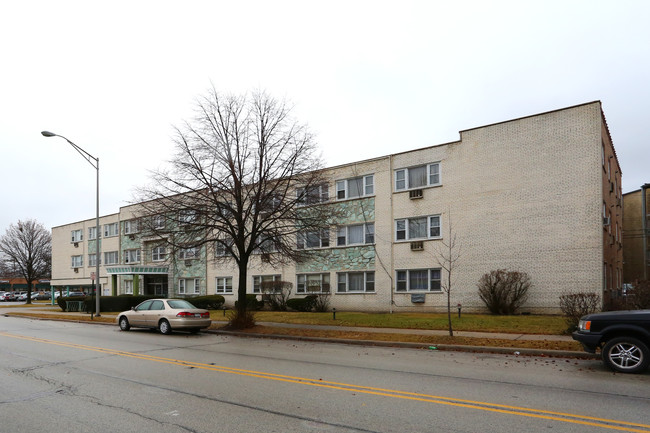 Aristocrat Apartments in Skokie, IL - Building Photo - Building Photo