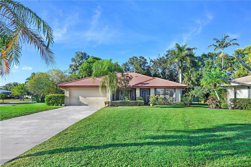 2225 SW Creekside Dr in Palm City, FL - Building Photo