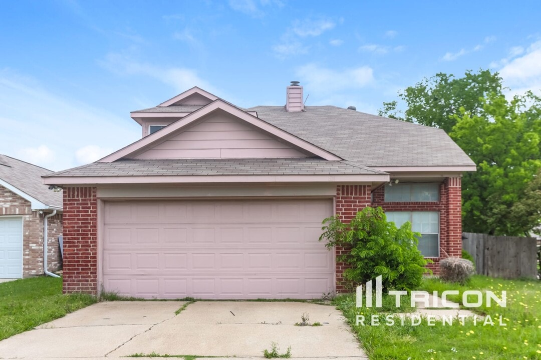 814 Forest Oaks Dr in Grand Prairie, TX - Building Photo