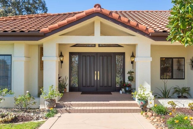13012 Solera Way in Poway, CA - Foto de edificio - Building Photo