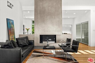 3567 Woodcliff Rd in Los Angeles, CA - Building Photo - Building Photo