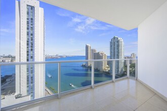 300 S Biscayne Blvd in Miami, FL - Building Photo - Building Photo