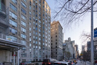 4 E 66th St in New York, NY - Foto de edificio - Building Photo
