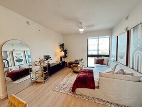 2571 NE 195th St, Unit B1 in Miami, FL - Building Photo - Building Photo