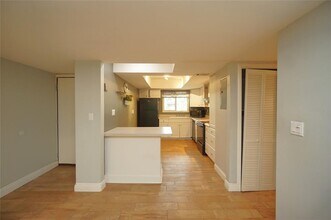 760 S Village Dr in St. Petersburg, FL - Building Photo - Building Photo