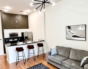 718 W Trade St, Unit # 104 in Charlotte, NC - Building Photo - Building Photo