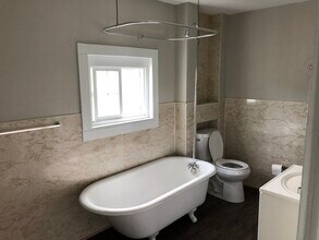 1579 E 32nd St, Unit Up in Cleveland, OH - Foto de edificio - Building Photo