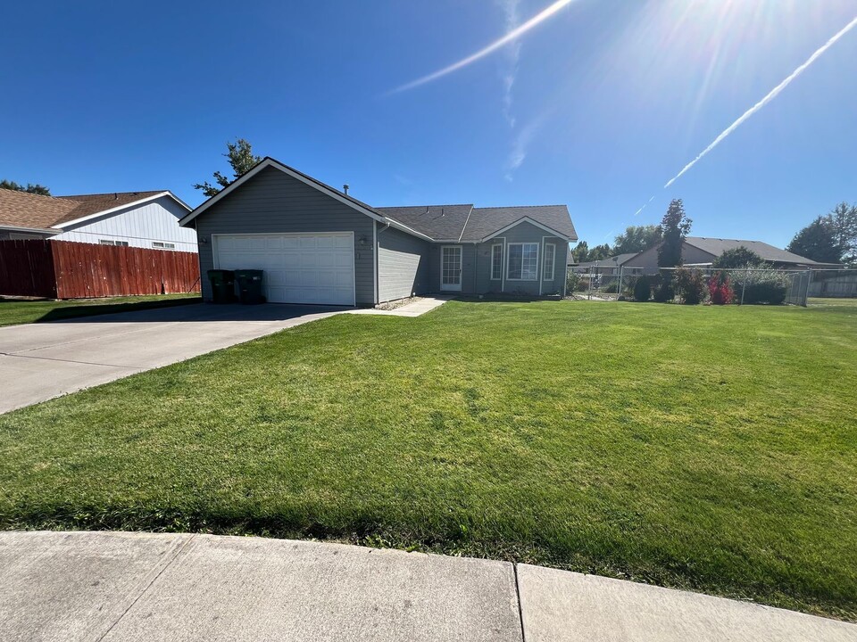 5712 Ferndale Pl in Klamath Falls, OR - Foto de edificio