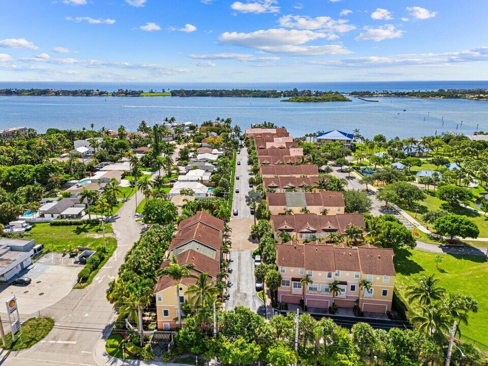 105 Harbors Way in Boynton Beach, FL - Building Photo