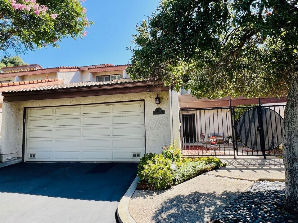 1110 Las Riendas Way in Pasadena, CA - Building Photo