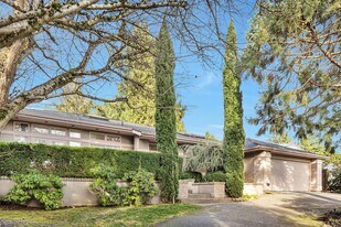 7622 NE 14th St in Medina, WA - Building Photo