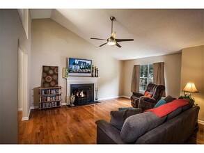 5653 Bay Island Cay Rd in Acworth, GA - Foto de edificio - Building Photo