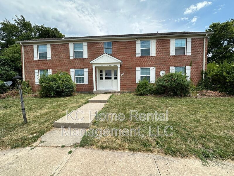 8620 Countryshire Ln in Kansas City, MO - Building Photo