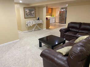 8809 Royal Crest Dr in Hyattsville, MD - Foto de edificio - Building Photo