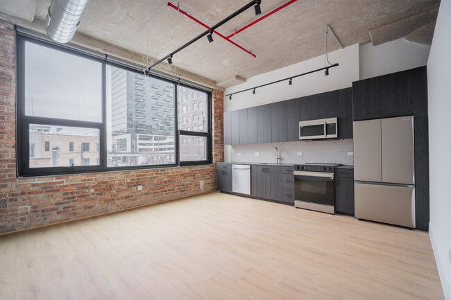 872 N Franklin St, Unit 412 in Chicago, IL - Building Photo - Building Photo