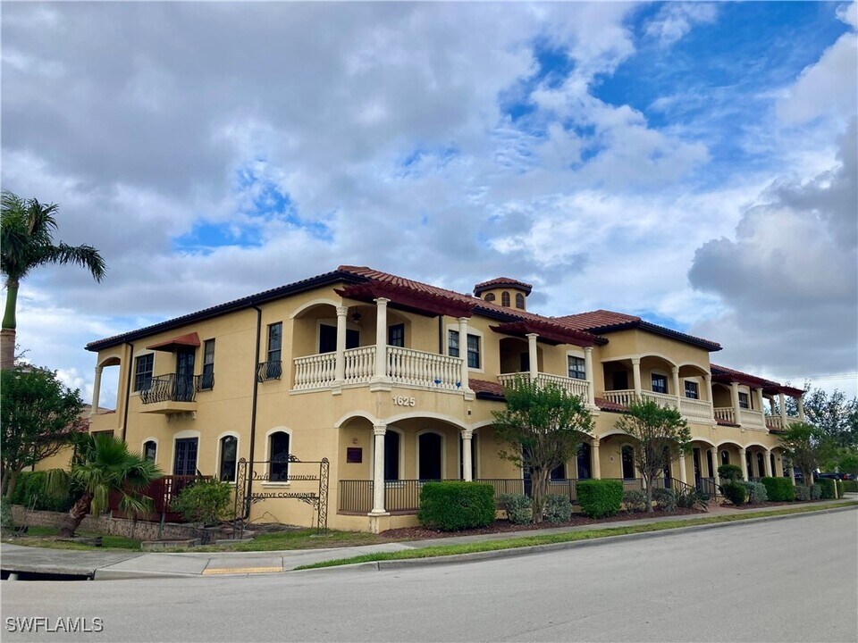 1625 SE 46th St in Cape Coral, FL - Foto de edificio