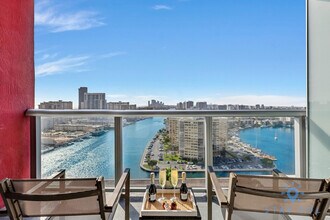 2602 E Hallandale Beach Blvd in Hallandale Beach, FL - Foto de edificio - Building Photo