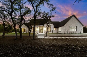 208 Stonegate Ln in Dripping Springs, TX - Building Photo - Building Photo