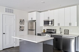 319 Belgrade Ave, Unit 201 in Boston, MA - Building Photo - Building Photo