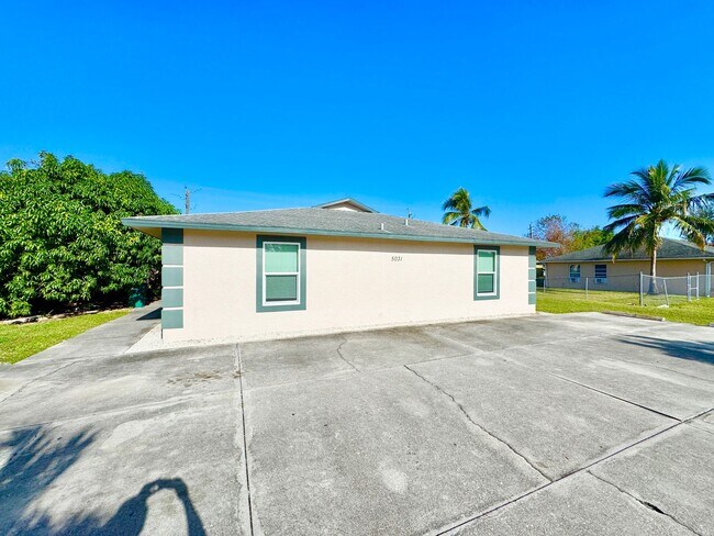 5031 27th Pl SW-Unit -#1 in Naples, FL - Building Photo - Building Photo