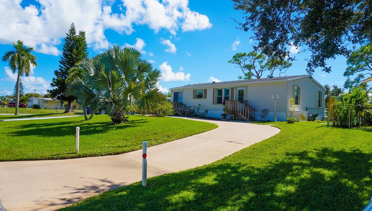 7030 SE Ridgeway Terrace in Hobe Sound, FL - Building Photo