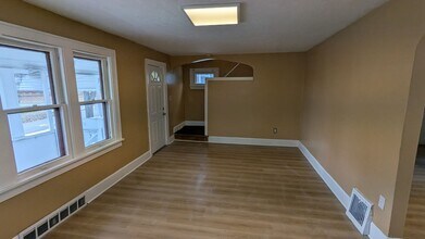 939 E Crosier St in Akron, OH - Building Photo - Building Photo