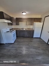 600 Lewis Ave, Unit C8 in Larimore, ND - Foto de edificio - Building Photo