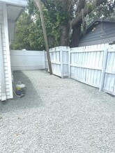 5829 12th St, Unit 1 in Zephyrhills, FL - Foto de edificio - Building Photo