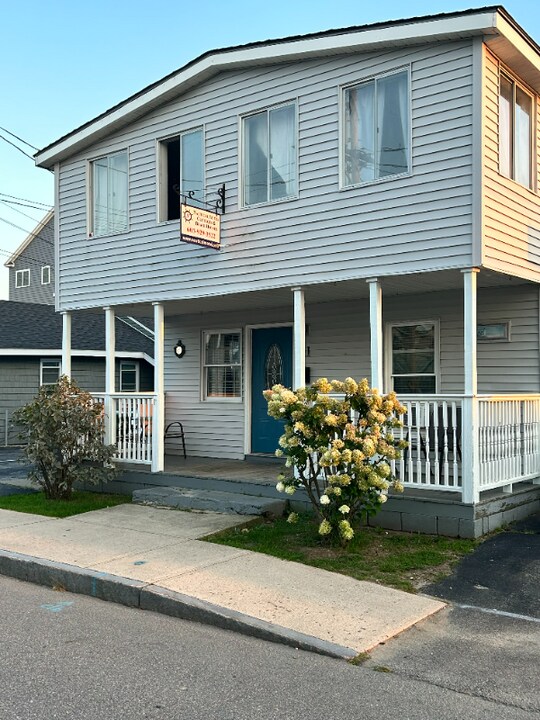 21 M St in Hampton, NH - Building Photo